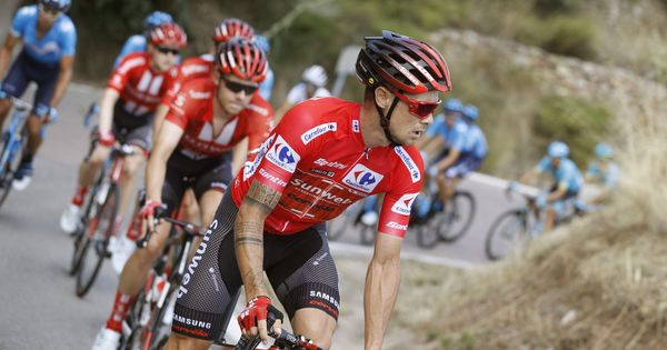 Foto: Nicolas Roche, con el maillot de líder de La Vuelta. (EFE)