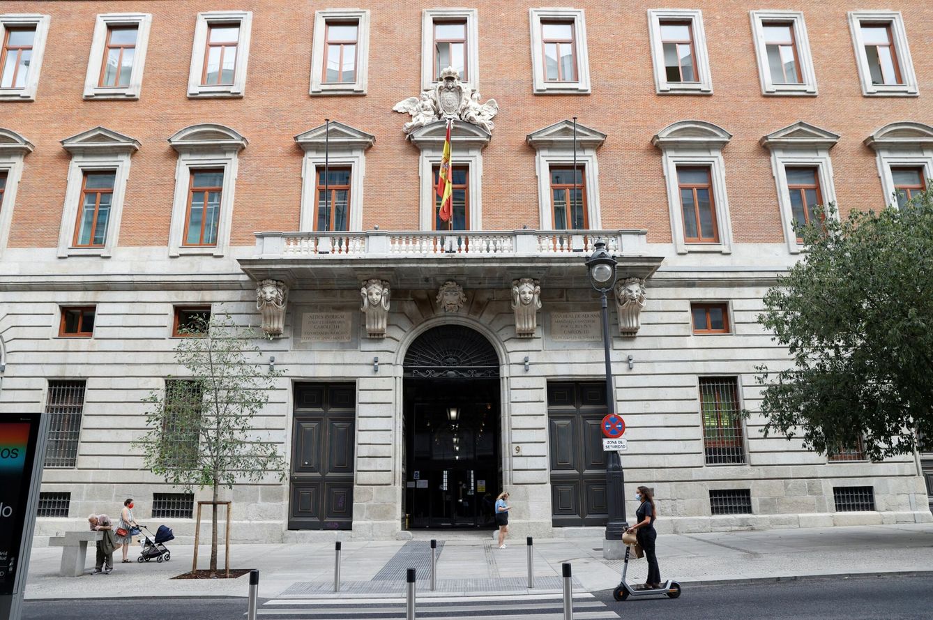Fachada de la Real Casa de Aduanas de Madrid, sede del Ministerio de Hacienda de España. (EFE/J.J. Guillén)