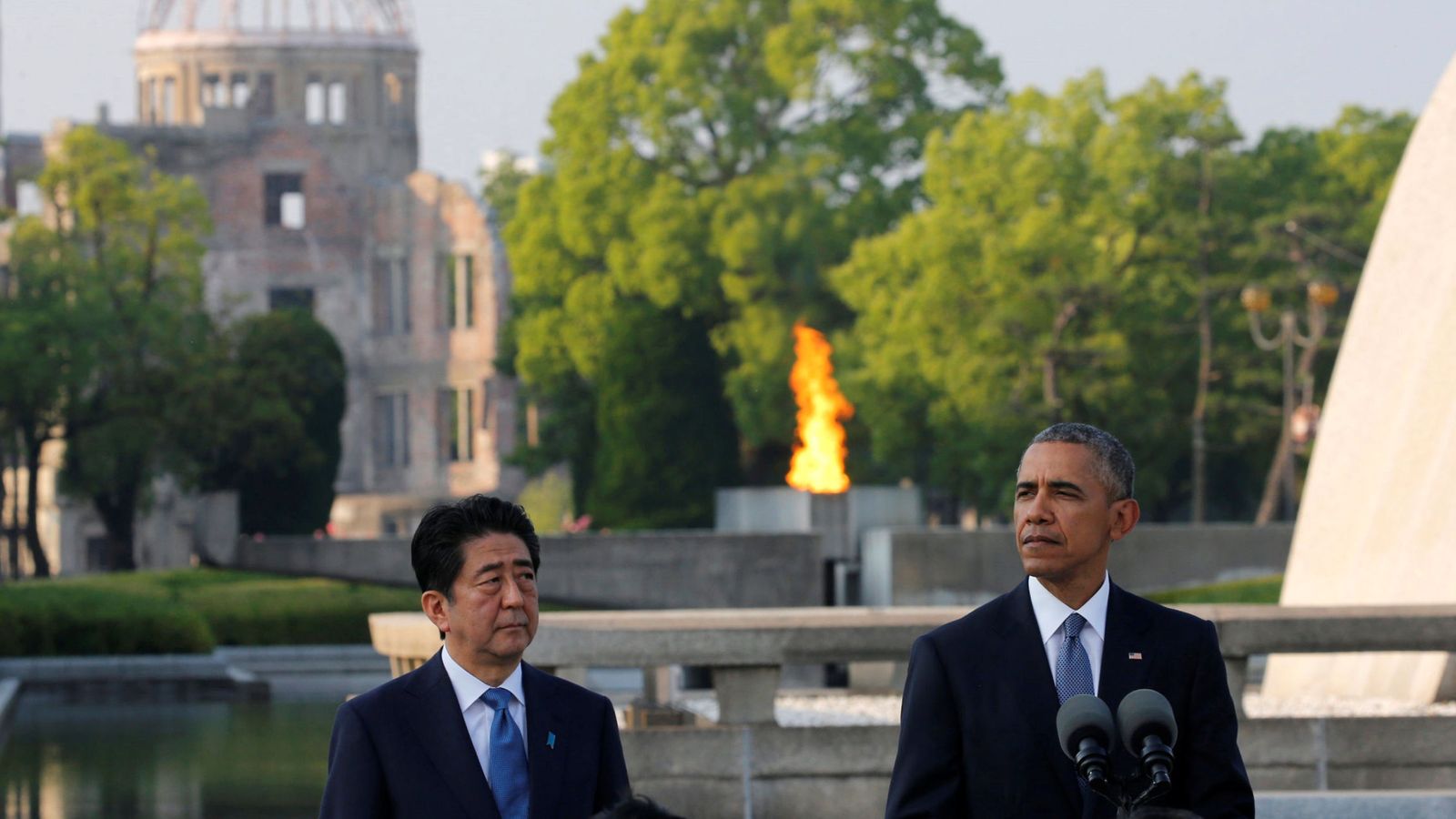 Foto: El Presidente Obama y el Primer Ministro Shinzo Abe frente a la 'llama eterna' en el Parque de la Paz de Hiroshima (Reuters)