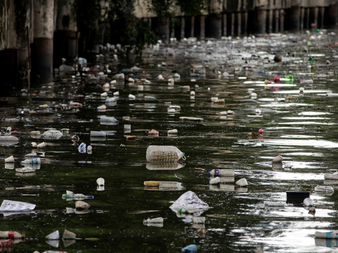 Botellas de plástico en el río Mandaluyong, en Filipinas. Foto: Reuters/Eloisa Lopez