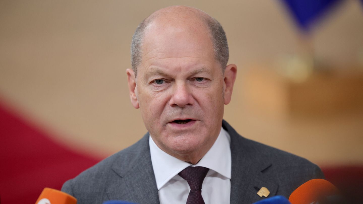 Brussels (Belgium), 29 06 2023.- Germany's Chancellor Olaf Scholz speaks to the media as he arrives for a European Council in Brussels, Belgium, 29 June 2023. EU leaders are gathering in Brussels for a two-day summit to discuss the latest developments in relation to Russia's invasion of Ukraine and continued EU support for Ukraine as well as the block's economy, security, migration and external relations, among other topics. (Bélgica, Alemania, Rusia, Ucrania, Bruselas) EFE EPA OLIVIER MATTHYS 