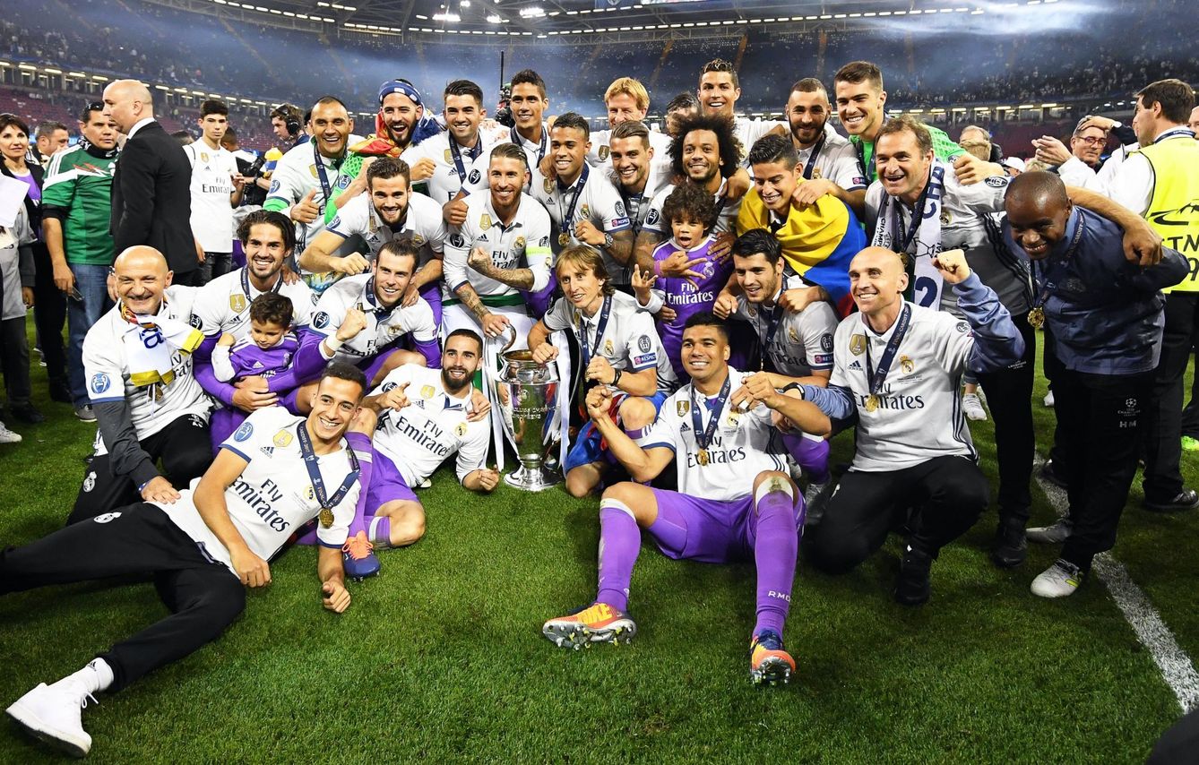 Los jugadores del Real Madrid celebran la victoria posando junto a la copa de la UEFA Champions League. (EFE)