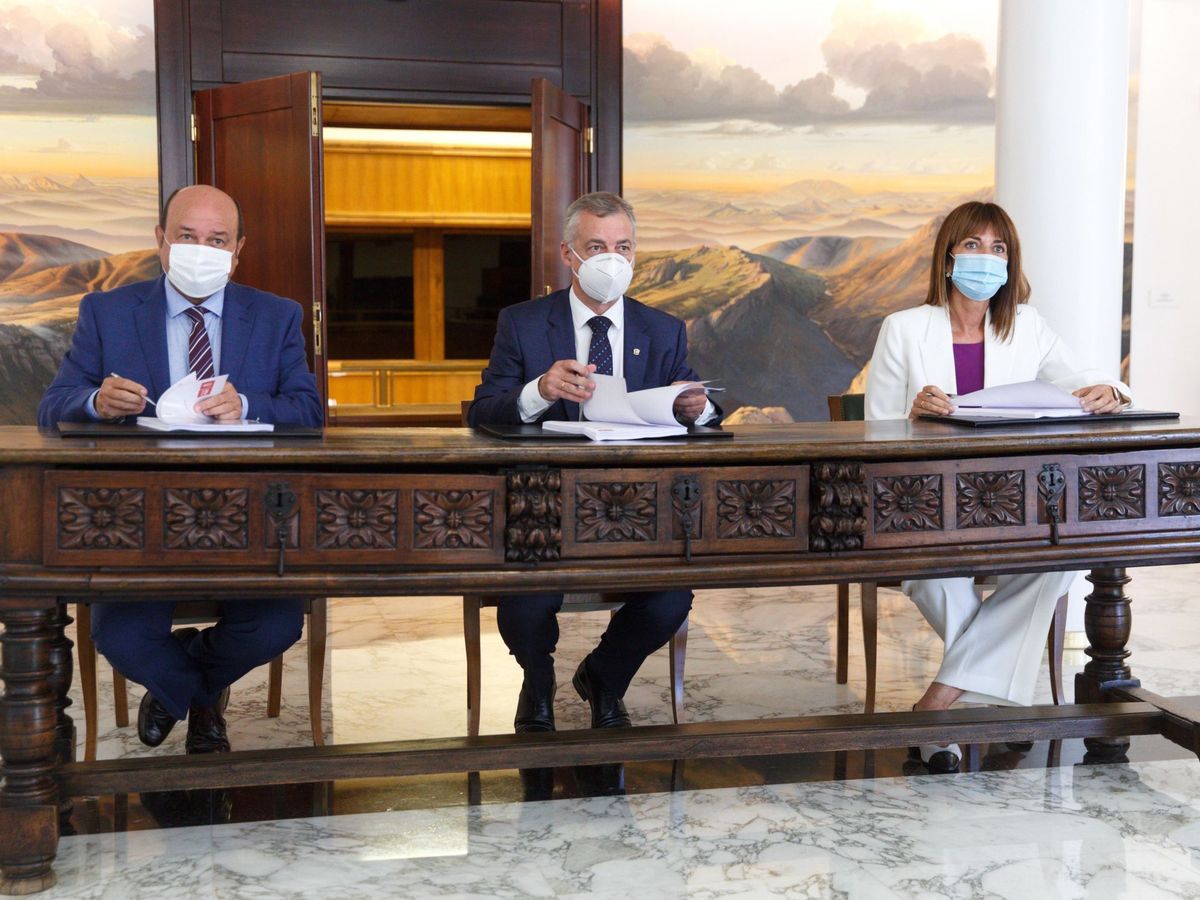 Foto: Andoni Ortuzar, Iñigo Urkullu e Idoia Mendia firman este pasado martes el pacto para reeditar el Gobierno en coalición. (EFE)