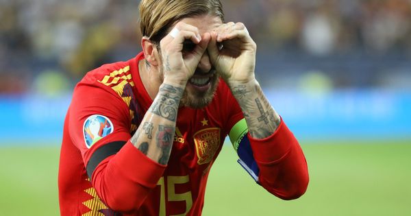 Foto: Sergio Ramos celebra el gol de penalti en Rumanía con un gesto imitando unas gafas. (EFE)