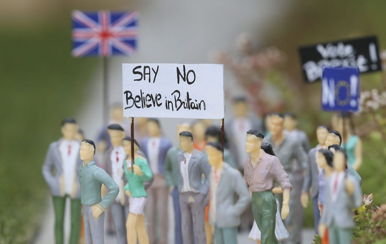 Figuras que representan a manifestantes a favor y en contra del Brexit en Mini-Europe. (Reuters)