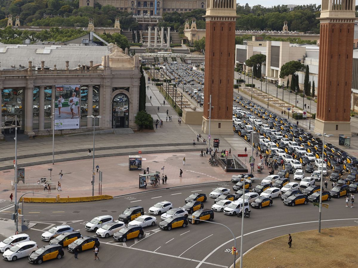 Foto: Centenares de taxis convocados por Élite Taxi. (EFE/Toni Albir)