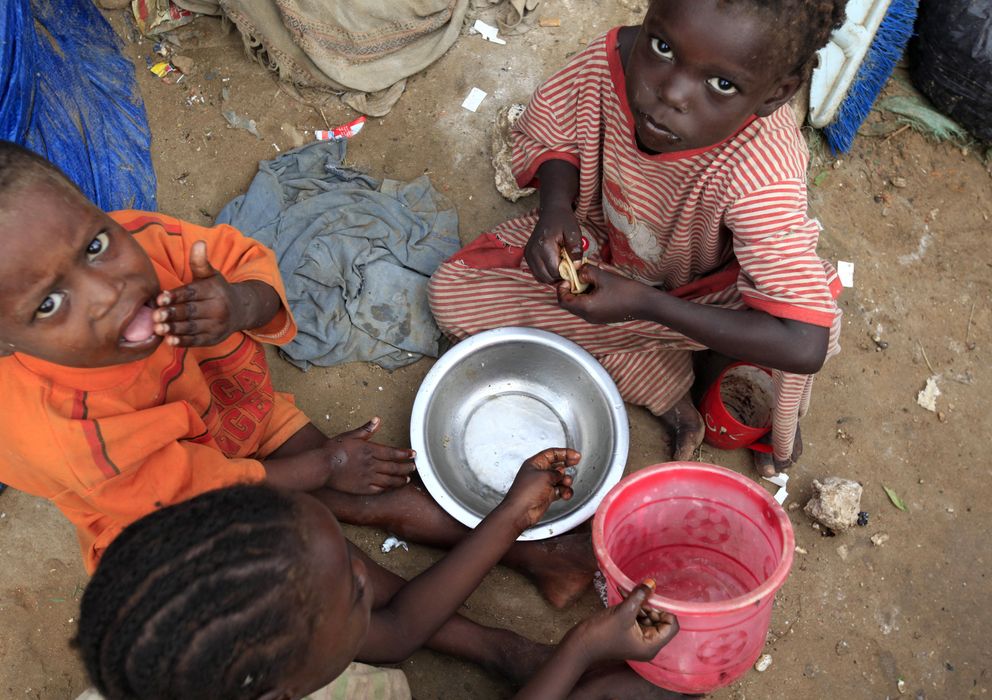 Foto: Niños somalíes desplazados desayunan en el campamento de Sayyidka, al sur de Mogadiscio. (Reuters).