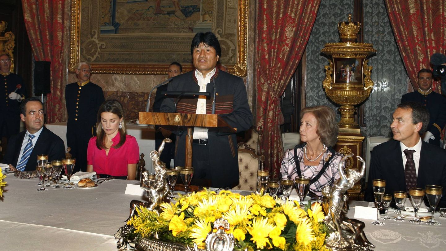 José Bono, doña Letizia, Evo Morales, la reina Sofía y Rodríguez Zapatero, en una cena de gala. (EFE)