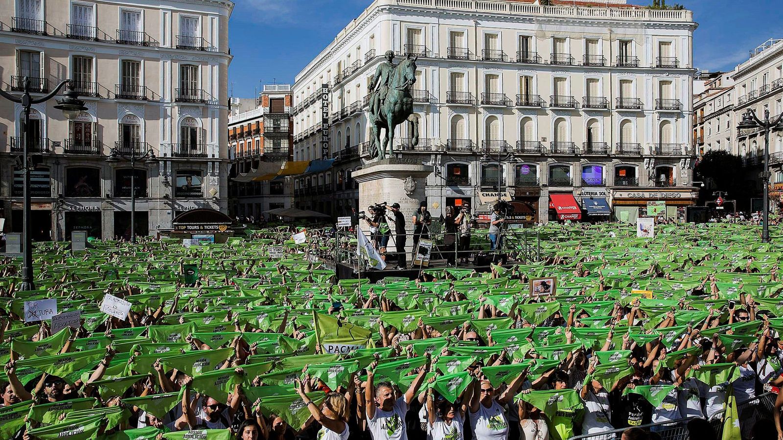 Foto: Concentración del PACMA en la madrileña Puerta del Sol para pedir que llegue el "fin de las injusticias contra los animales". (EFE)