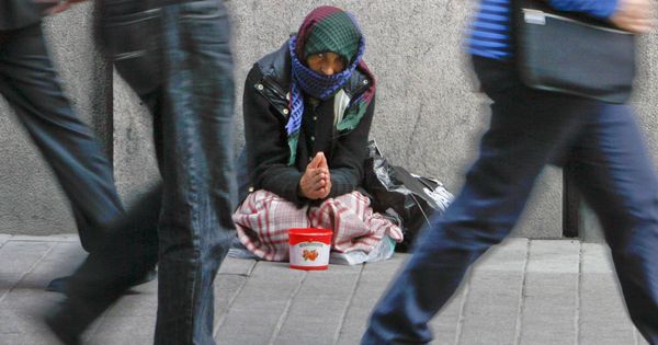 Foto: Una imagen cada vez más difícil de ver: una mujer sin techo mendiga en el centro de Helsinki, en julio de 2008. (Reuters)