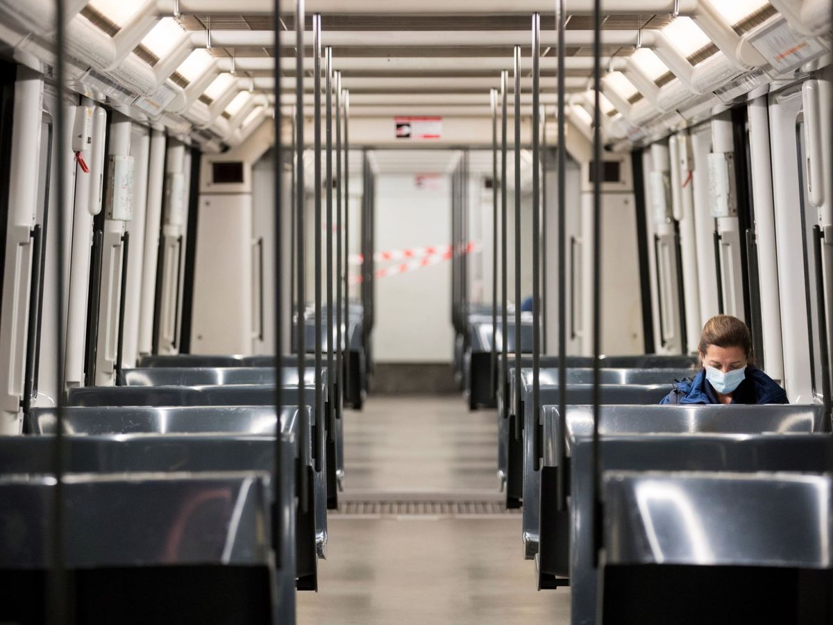 Foto: Una mujer en un vagón del metro de Barcelona, este lunes (EFE)