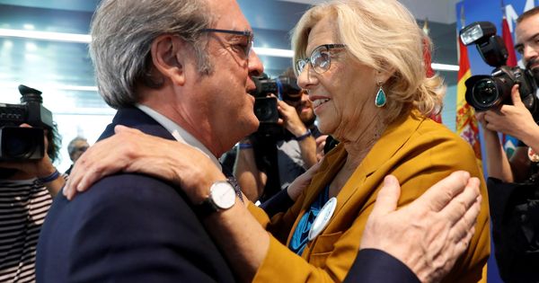 Foto: La alcaldesa de Madrid, Manuela Carmena, y el candidato a la presidencia de la Comunidad de Madrid, Ángel Gabilondo. (EFE)