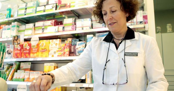 Foto: Una farmacéutica pasa la tarjeta sanitaria para realizar el copago en el País Vasco (EFE)