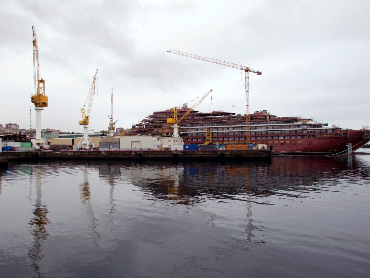Foto: Vista del minicrucero inacabado de Ritz Carlton en el astillero de Barreras. (EFE)