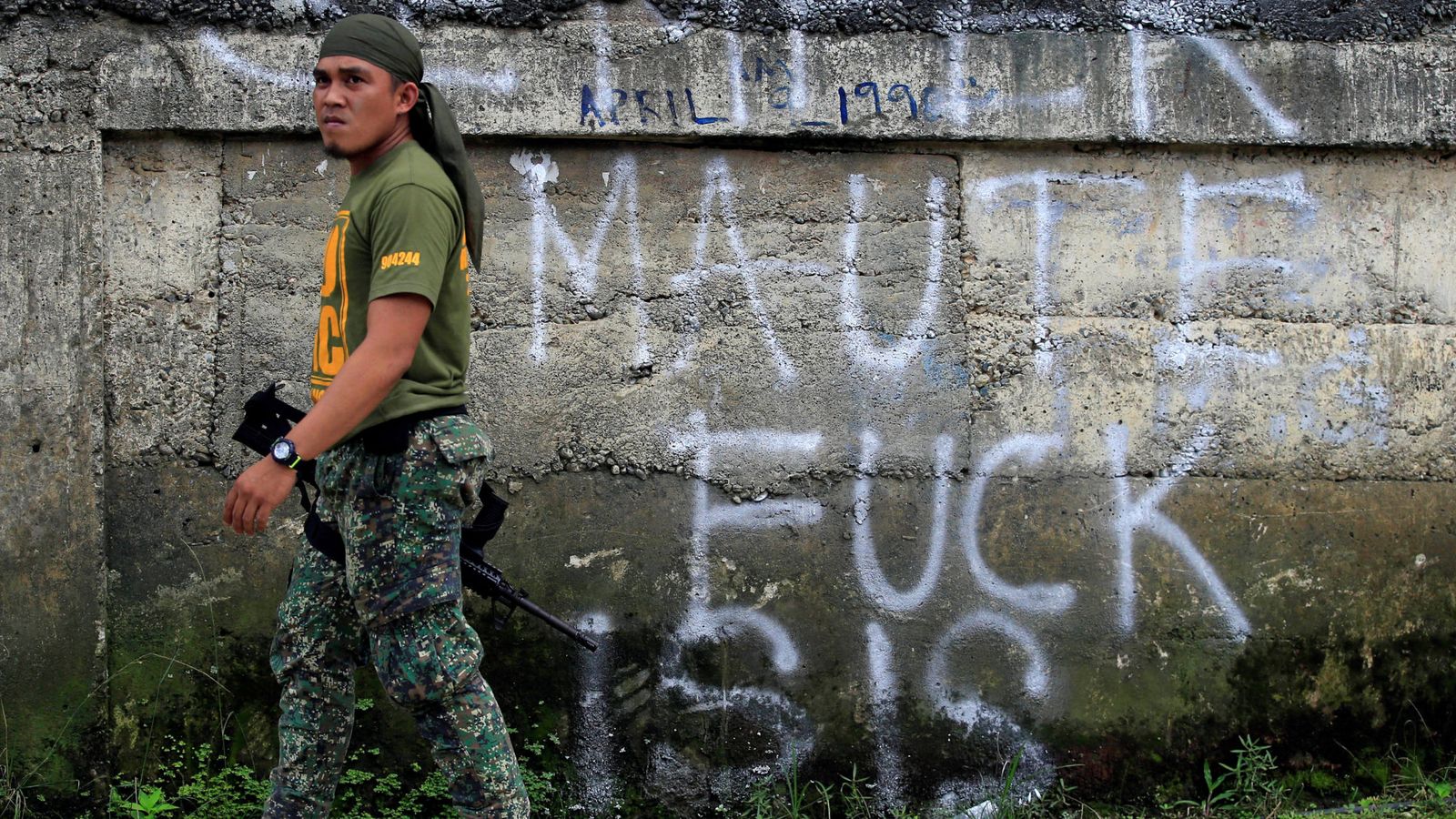 Foto: Un soldado filipino pasa frente a un antiguo grafitti de apoyo a los yihadistas, modificado por un desconocido, en Marawi, el 2 de junio de 2017. (Reuters)