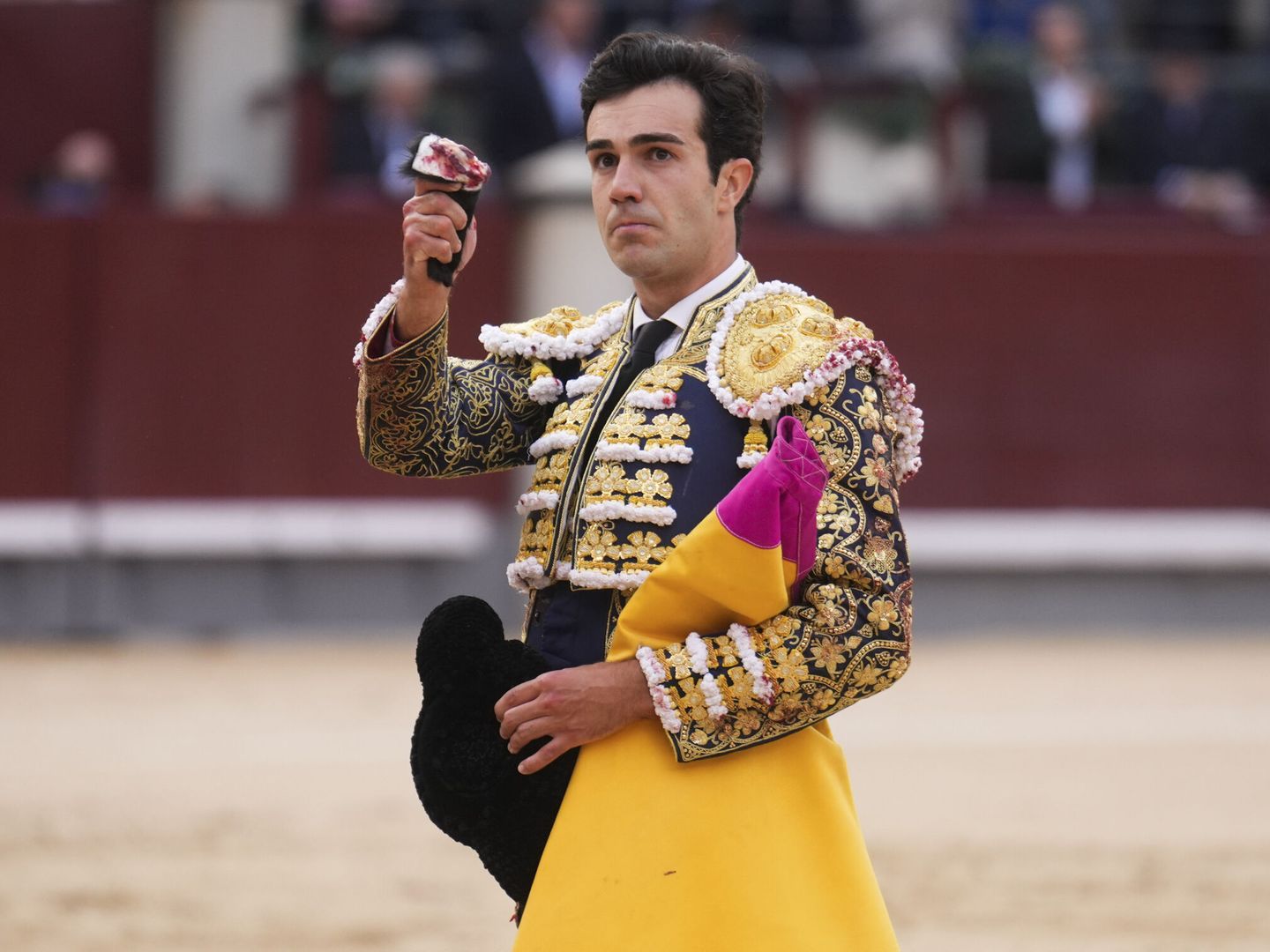 Tomás Rufo corta una oreja a su primer toro. (EFE/Borja Sánchez-Trillo)