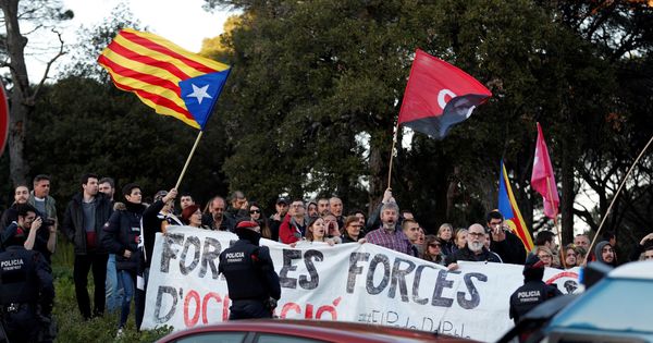 Foto: Miembros de la CDR bloquean varias calles en localidades de Cataluña este fin de semana. (EFE)