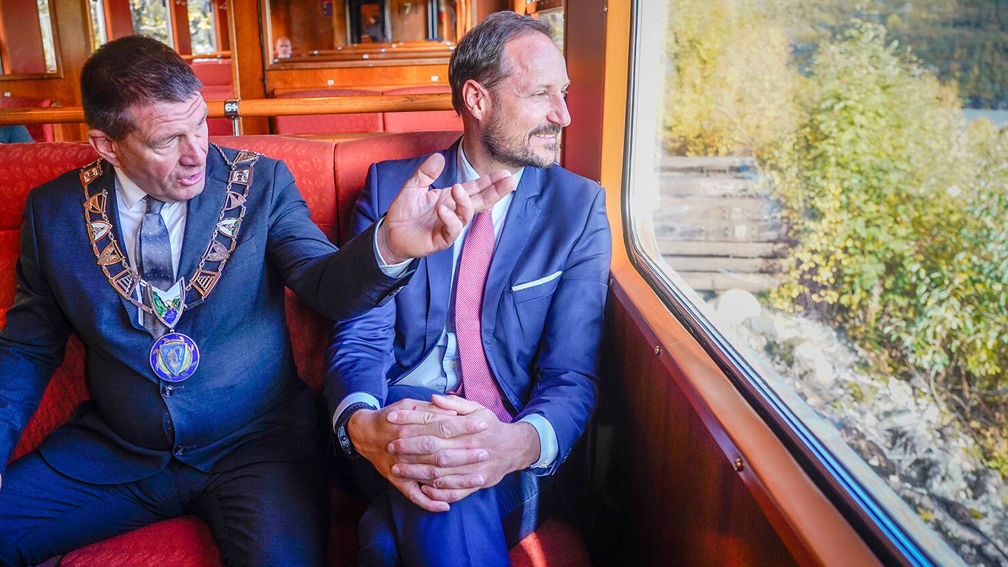  Haakon durante el viaje en tren. (Casa Real de Noruega)