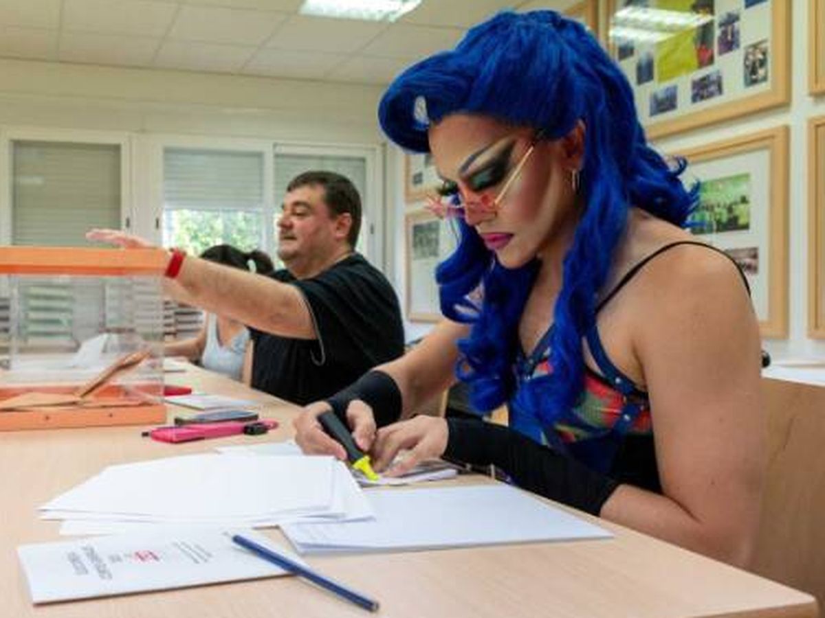 Foto: Vocal de mesa electoral asiste vestido de 'drag queen' en Madrid (Twitter/@wmarius_)