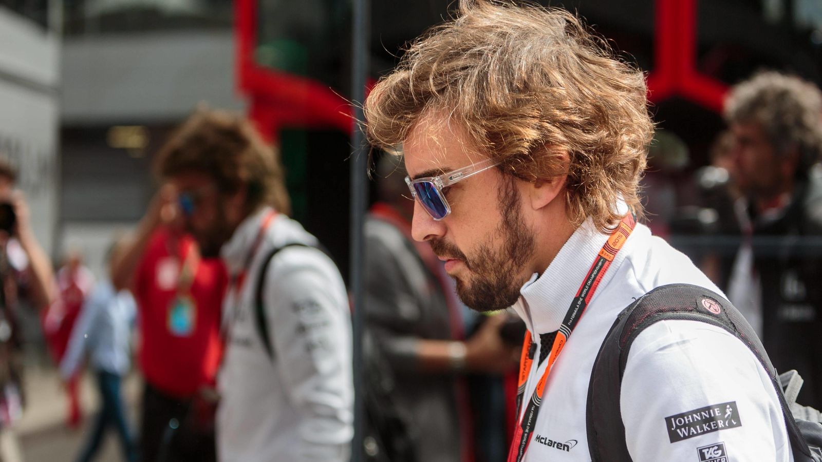 Foto: Fernando Alonso, tras retirarse en el GP de Austria (Imago). 