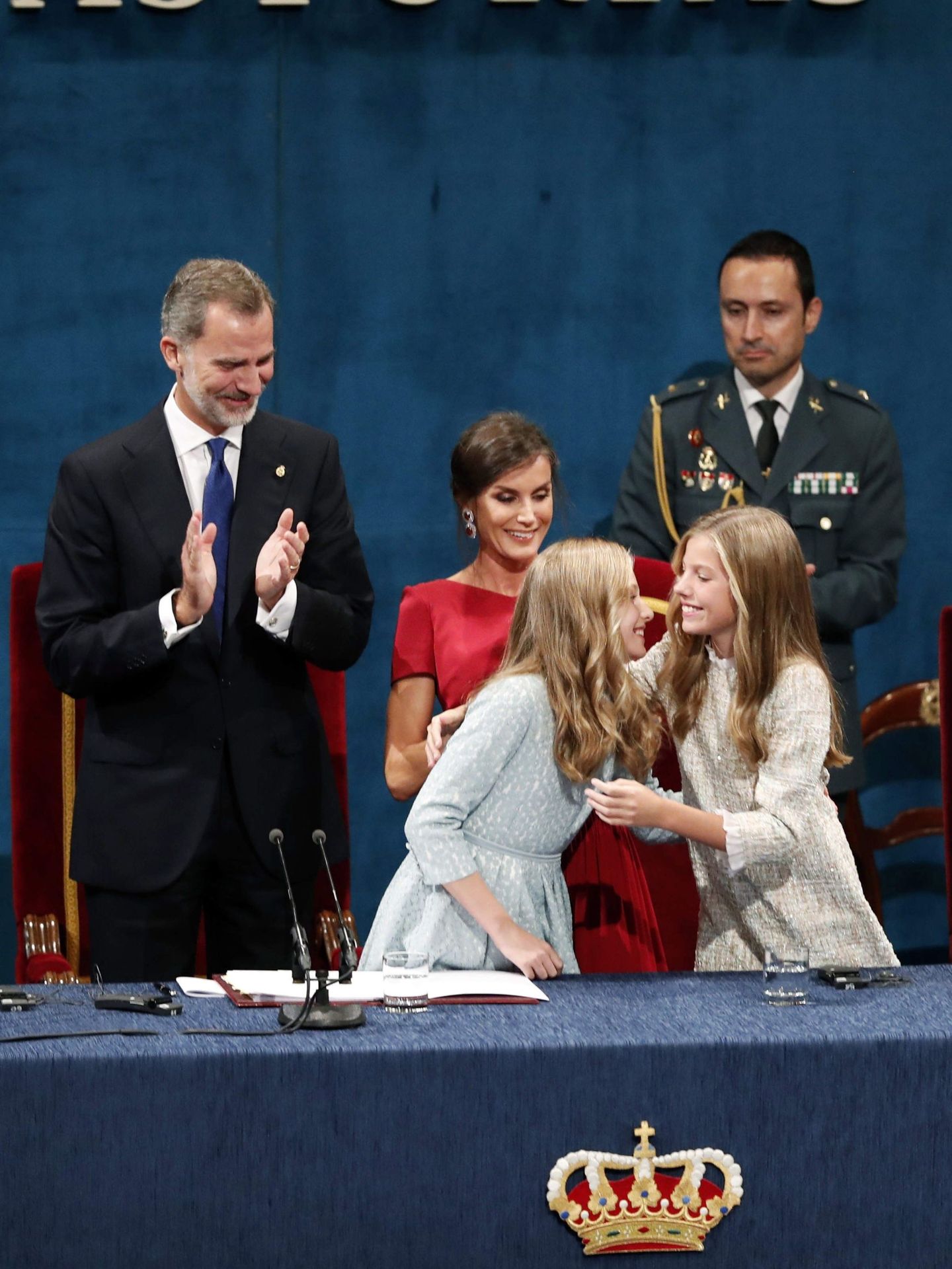 Leonor y Sofía, abrazándose tras el debut de la heredera en los Princesa de Asturias. (EFE)