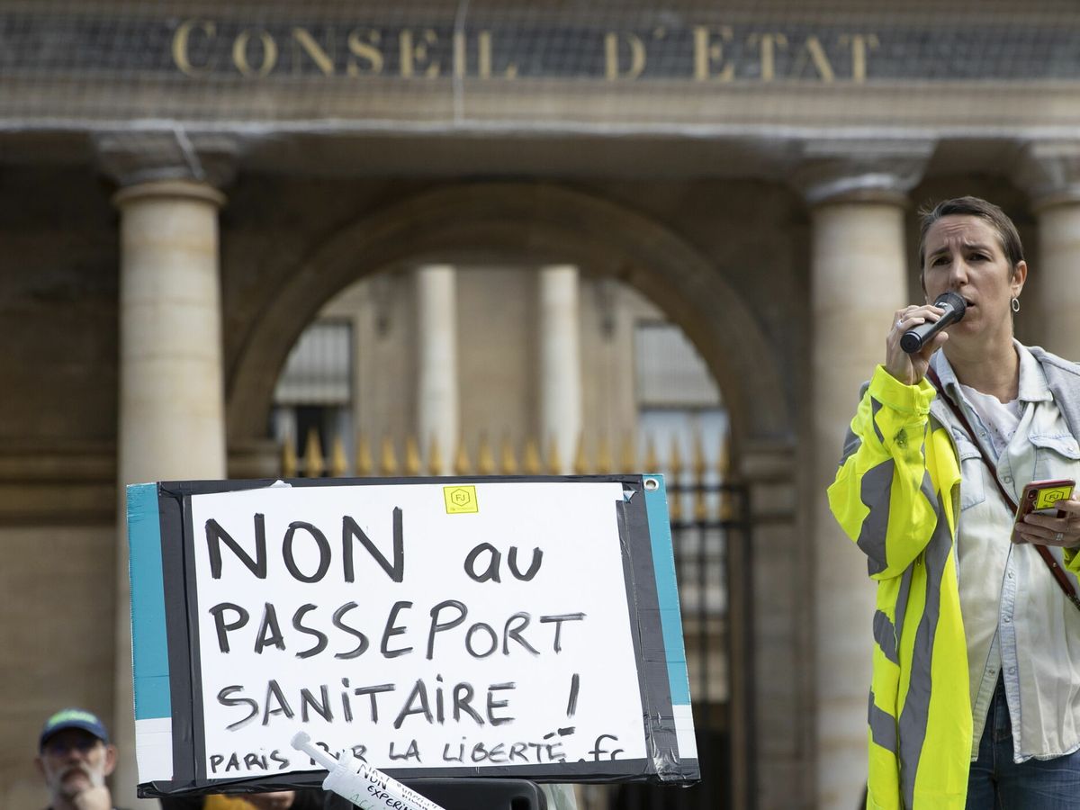 Foto: Un chaleco amarillo protesta contra el 'pase sanitario' francés. (EFE)