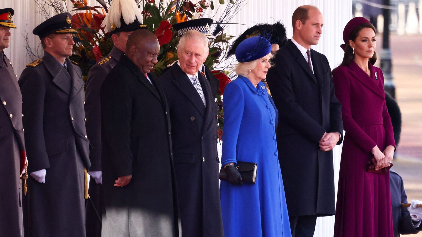 Los nuevos reyes junto a los príncipes de Gales en su primera visita de Estado en Reino Unido. (Reuters/Henry Nicholls)