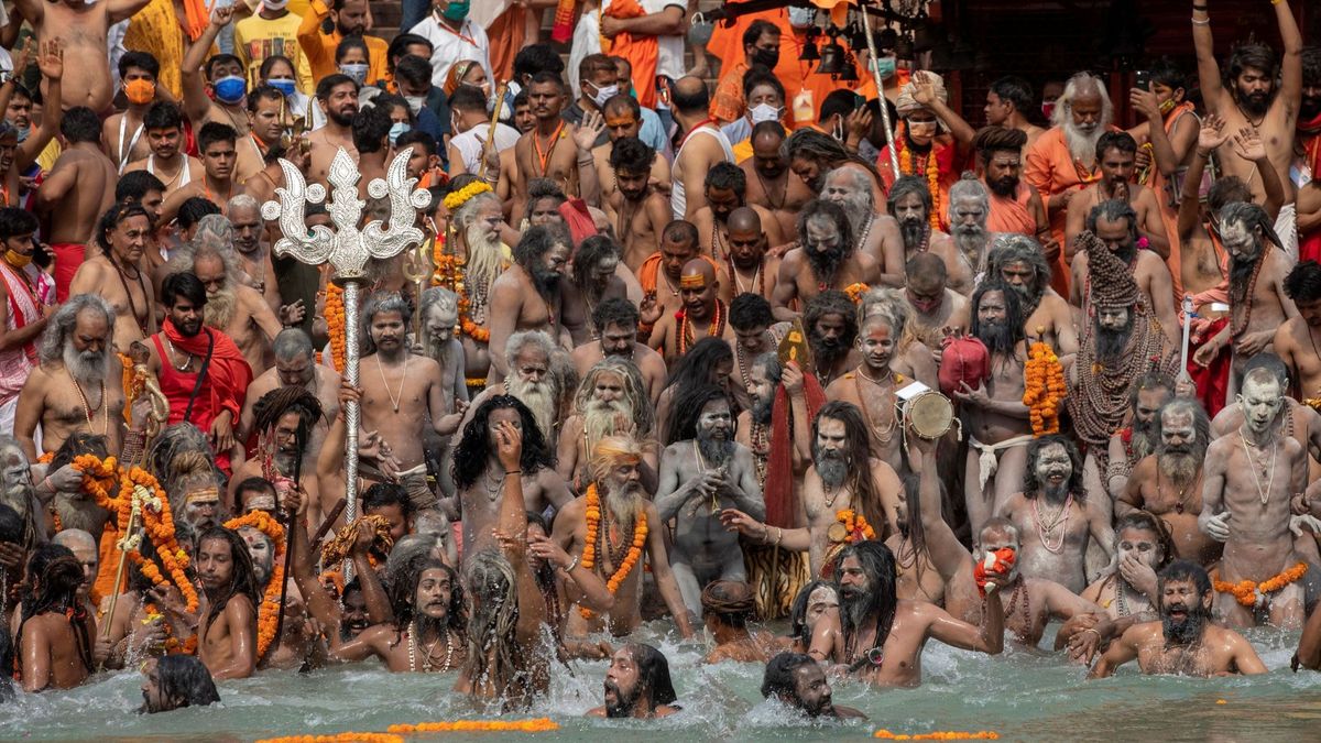 El covid-19 no evita la celebración del Kumbh Mela: millones de indios entran en el Ganges