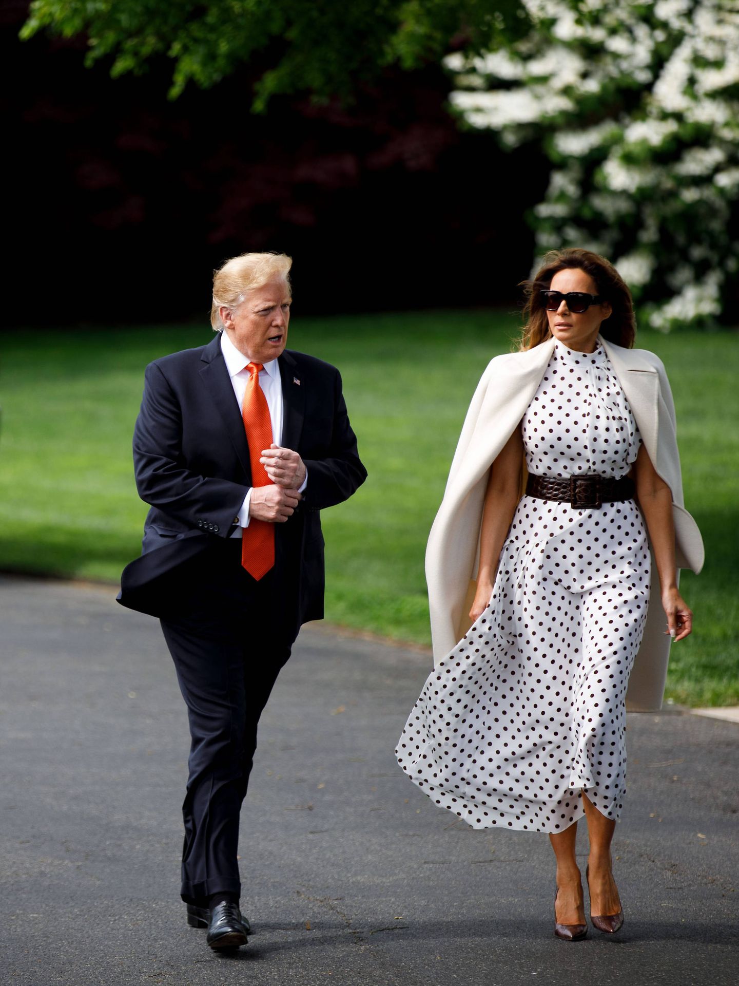 Doña Letizia vuelve a los vestidos entallados y recicla el de su encuentro  con Melania Trump - Foto 1