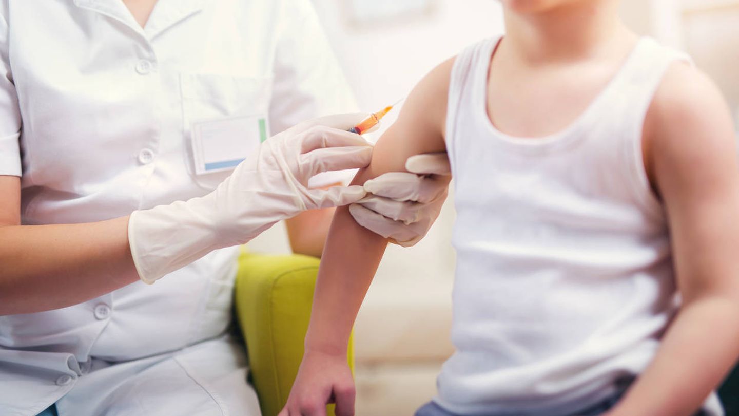 Un pediatra suministra la vacuna de la gripe a un niño. (iStock)