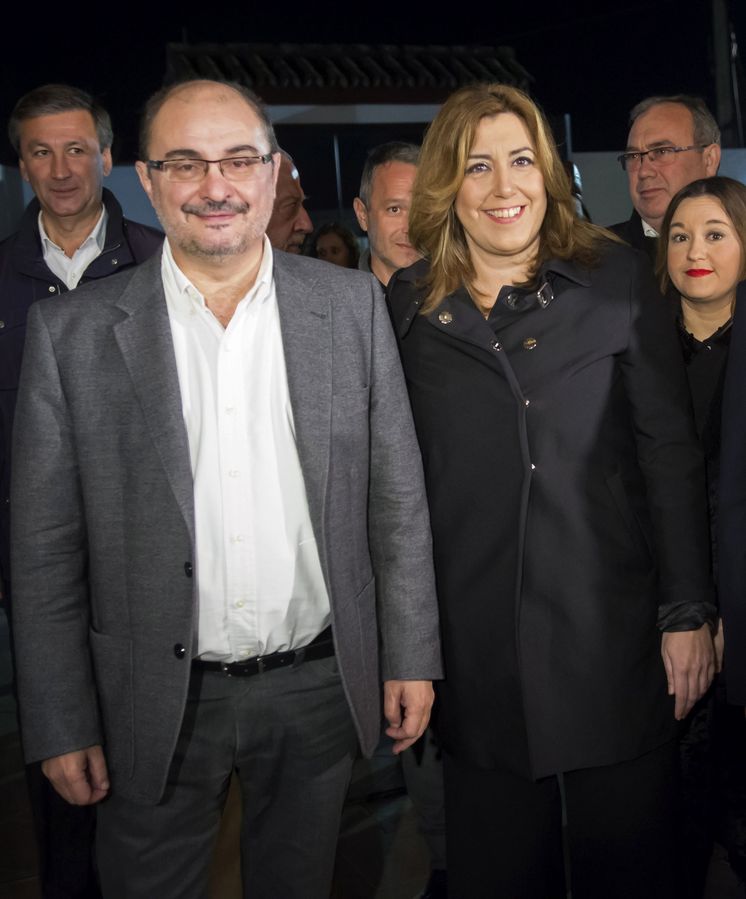 Foto: Los presidentes de Aragón y Andalucía, Javier Lambán y Susana Díaz, y la líder del PSOE sevillano, Verónica Pérez, este 9 de diciembre en Umbrete. (EFE)