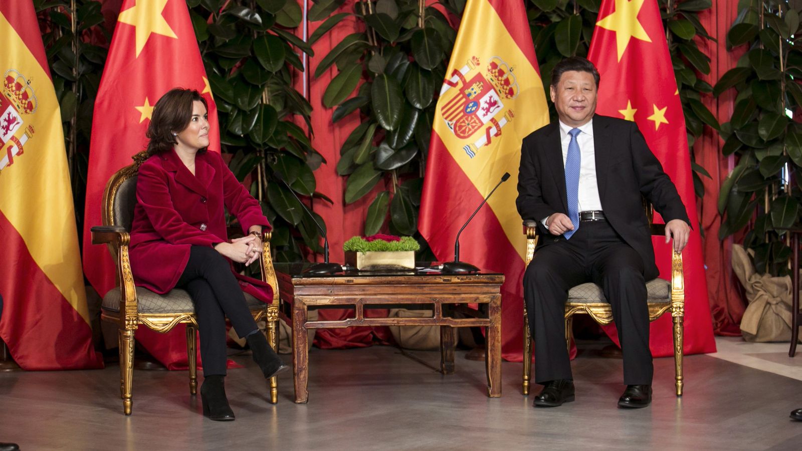 Foto: La vicepresidenta del Gobierno , Soraya Sáenz de Santamaría, y el presidente de la República Popular de China, Xi Jinping. (EFE)