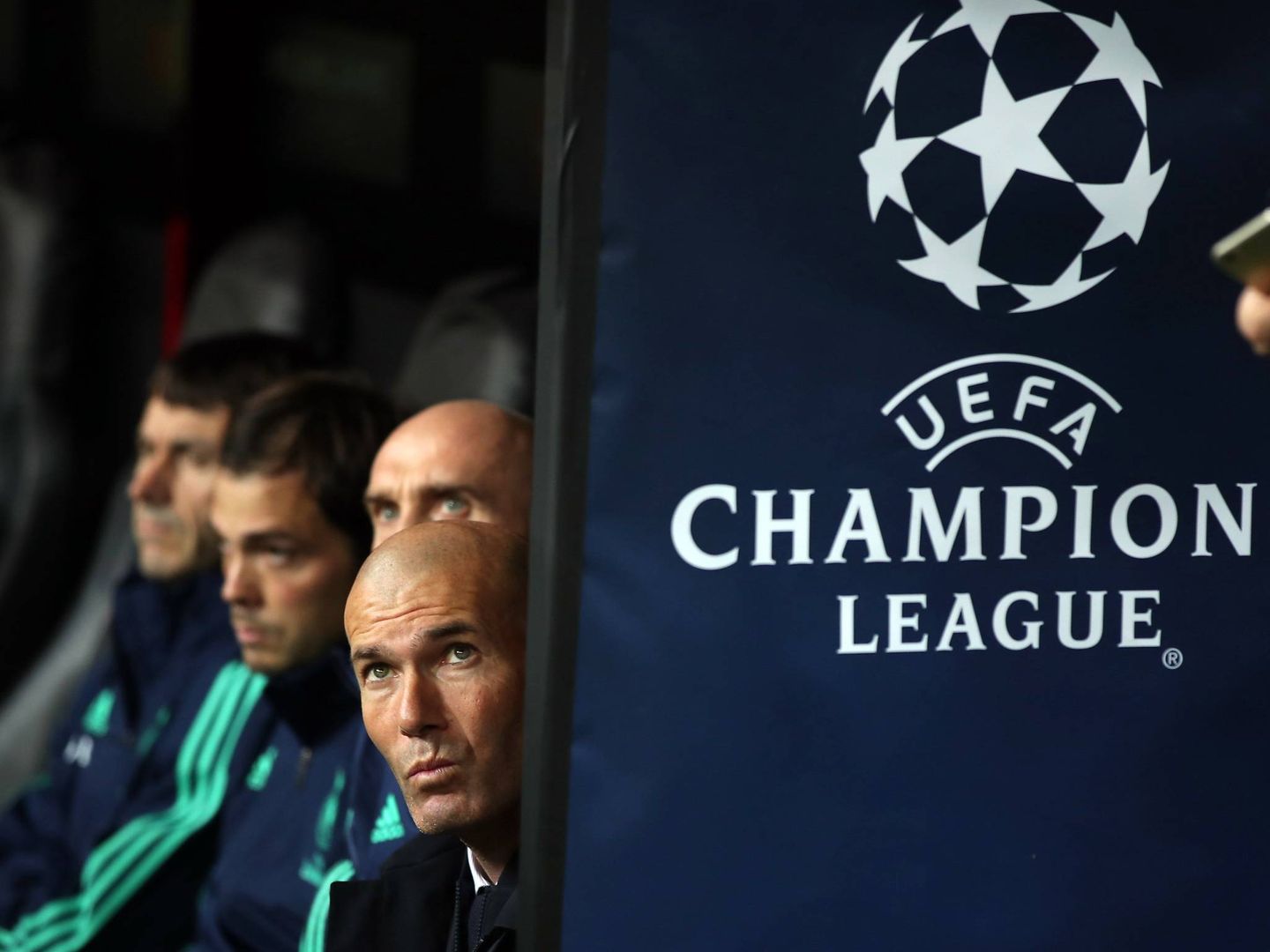 Zidane, en el banquillo del Real Madrid durante el partido de Champions contra el Galatasaray en Estambul. (EFE)