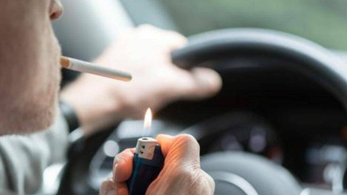 ¿Estará prohibido fumar en el coche? Esta es la decisión que ha tomado Sanidad antes de aprobar su plan antitabaco