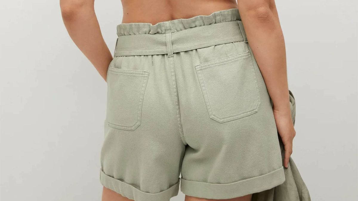El pantalón corto, estilo bermudas, que le queda bien a todos los cuerpos está rebajado en Mango Outlet