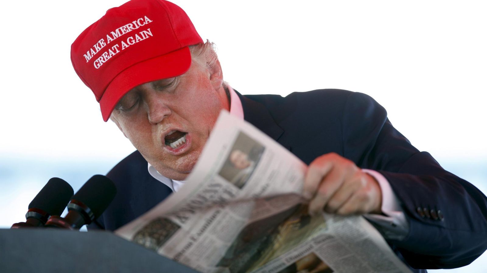 Foto: Donald Trump lee el 'Wall Street Journal' en un mitin de su campaña electoral. (Reuters)