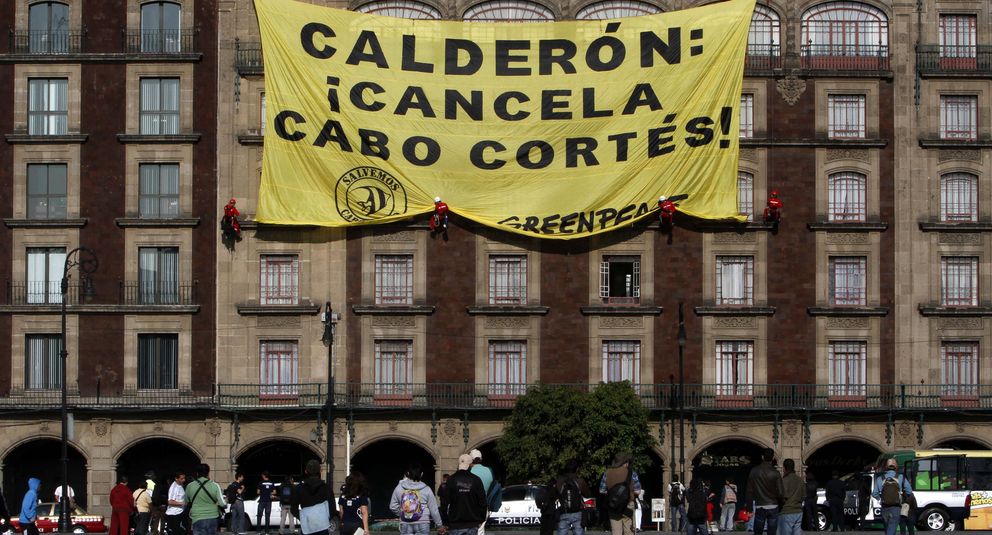 Pancarta de Greenpeace contra el proyecto, en Ciudad de México, en 2012. (AP)