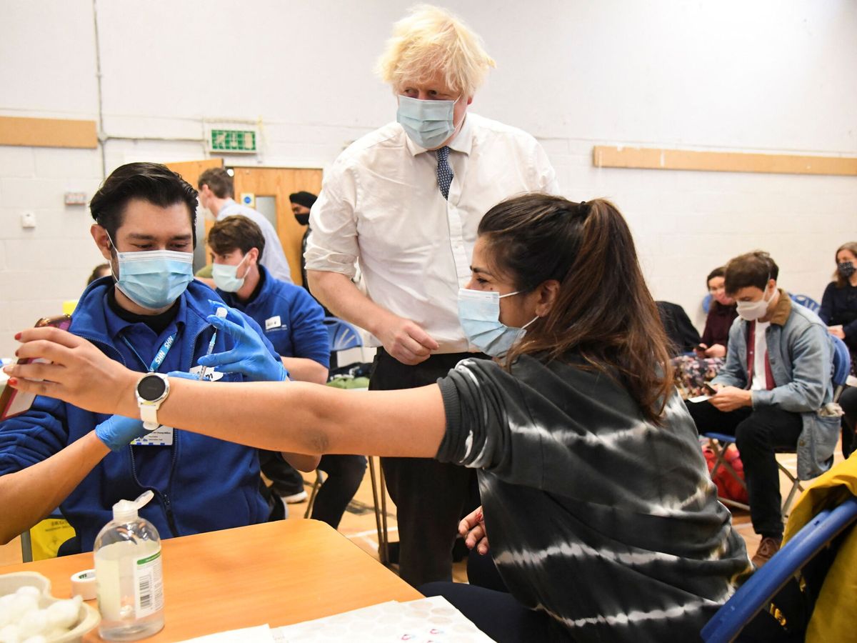 Foto: Boris Johnson visita un centro de vacunación. (Reuters/Selwyn)