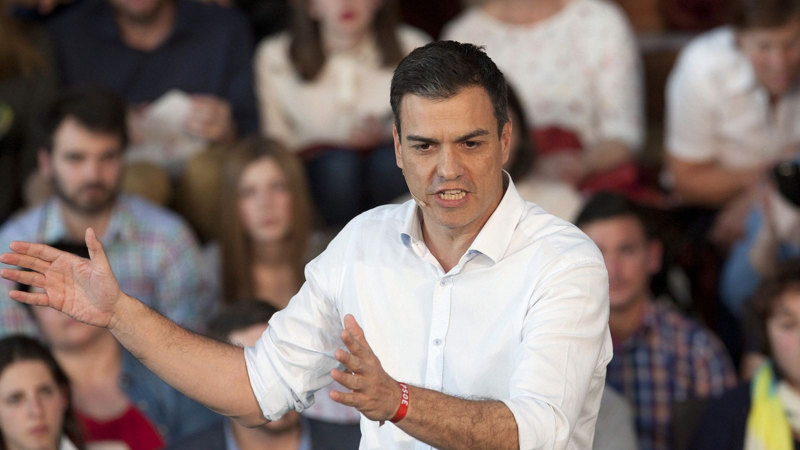 Foto: Pedro Sánchez en un acto electoral del PSOE en Vigo. (EFE)