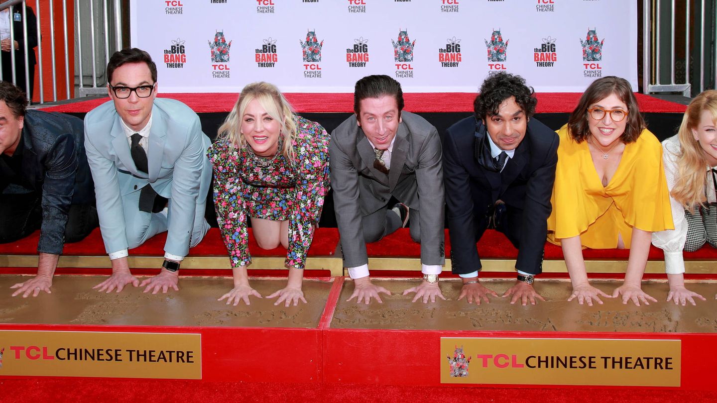 El casting al completo de 'The Big Bang Theory' deja sus huellas en el Teatro Chino de LA. (Getty)