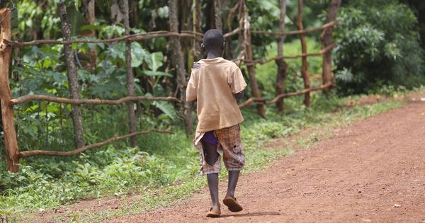 Foto: Un niño pasea por un camino no asfaltado en África. (Pixabay)