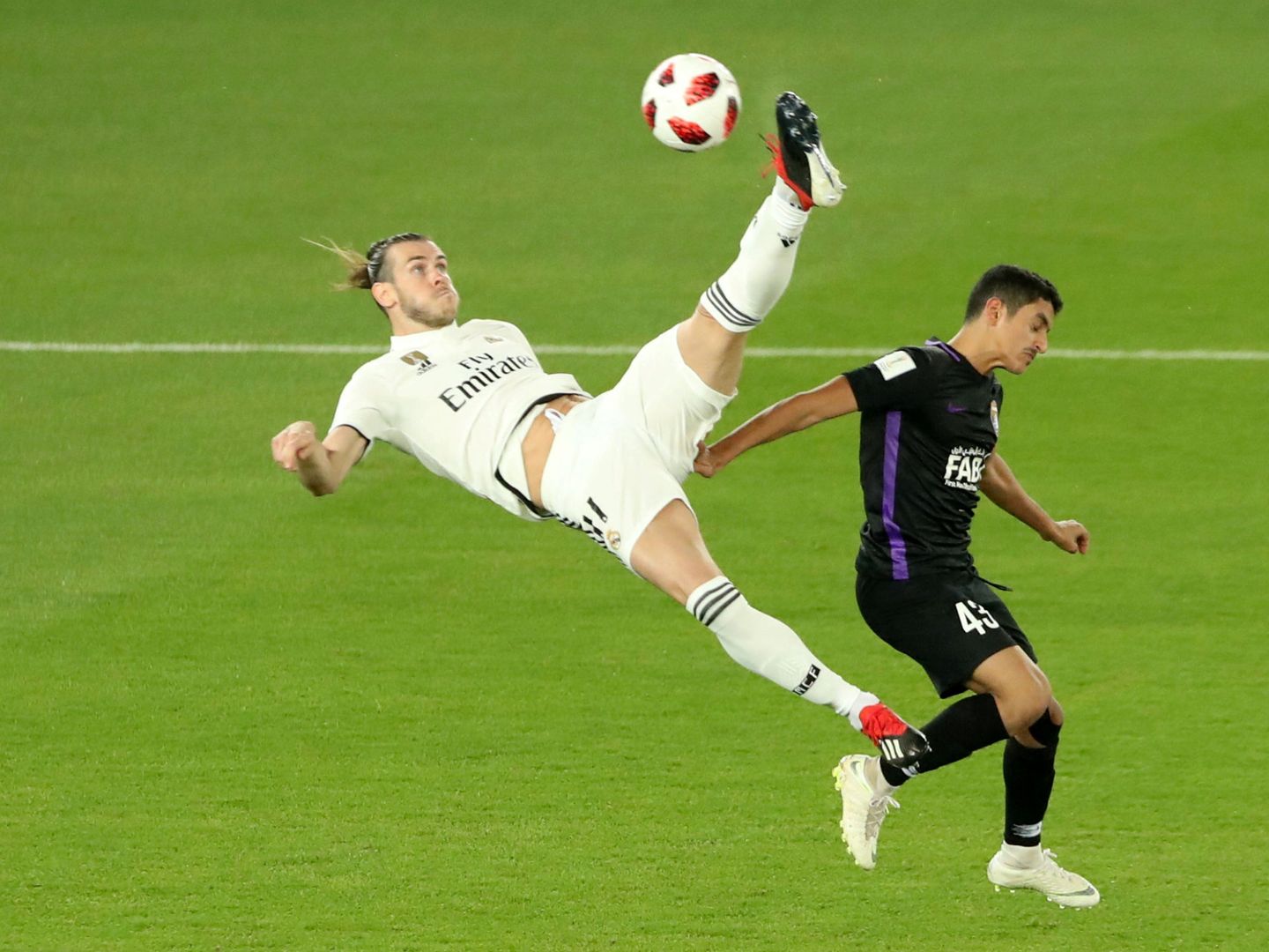 Gareth Bale remata de 'chilena' en la final del Mundial de Clubes contra el Al Ain. (EFE)