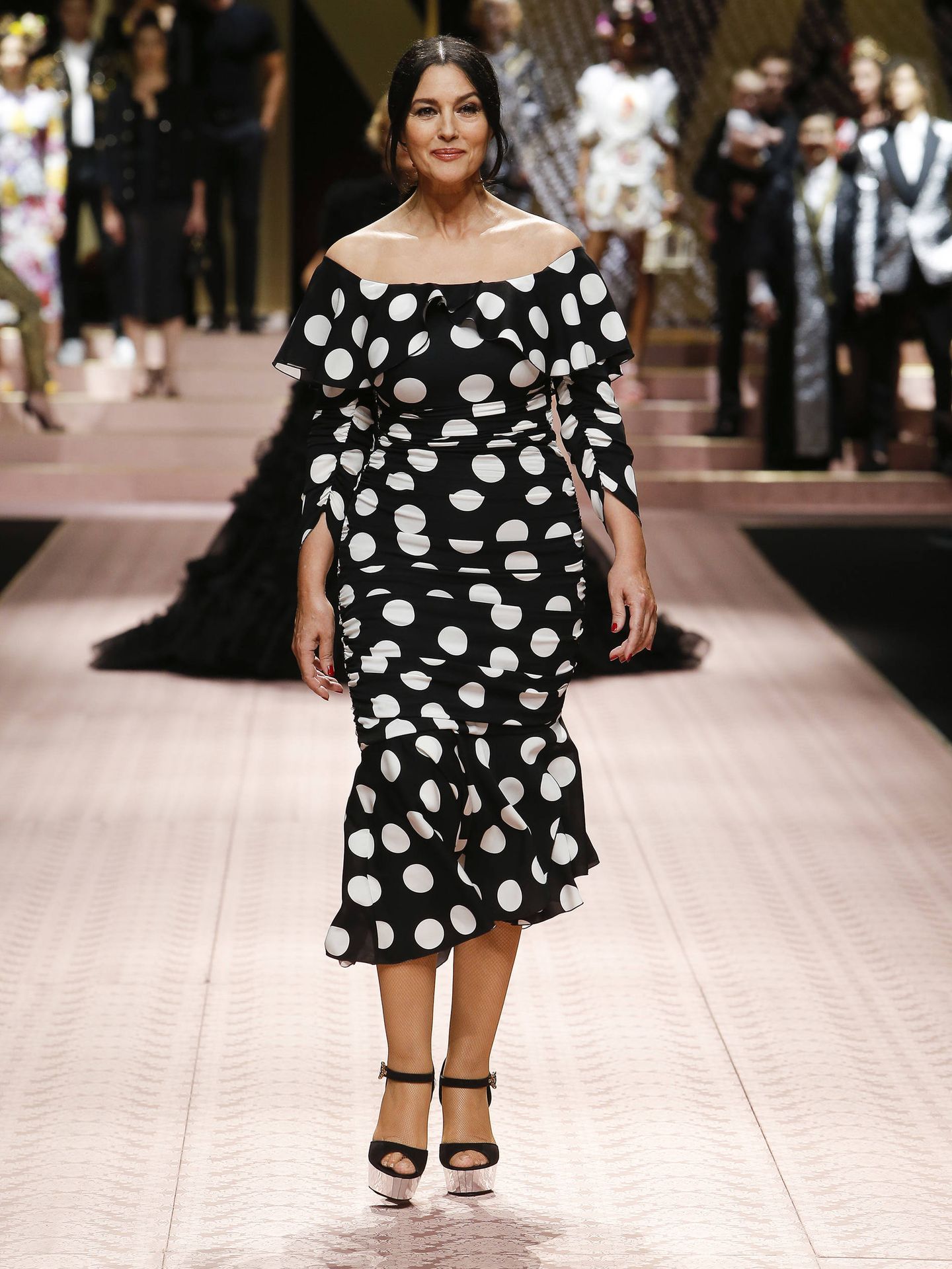 Monica Bellucci desfilando hace poco para Dolce & Gabbana.