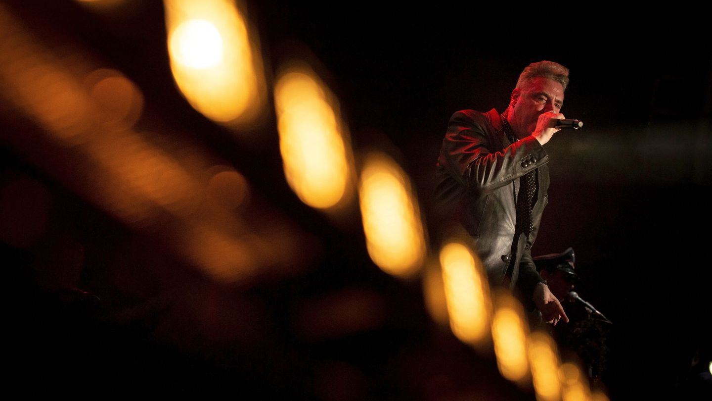 Loquillo, durante el último concierto de su gira '40 años de rock and roll actitud' en el Palau Sant Jordi. (EFE)