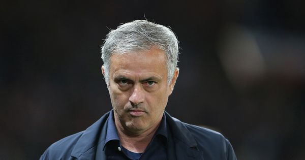 Foto: Mourinho, con mirada y gesto serio, durante un partido con el Manchester United. (EFE)