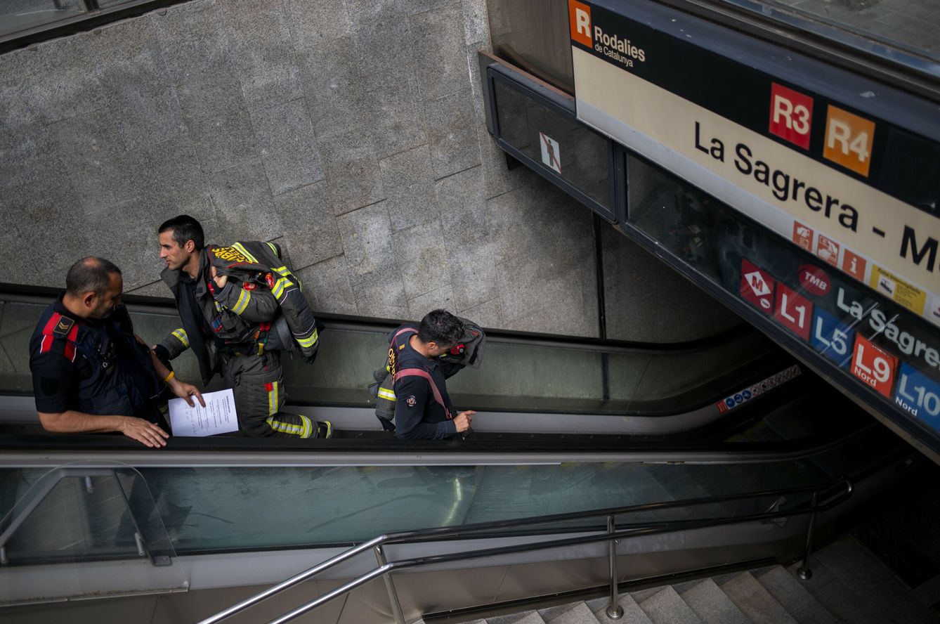 Varios bomberos en la estación de Renfe y Metro 'La Sagrera'. (Europa Press/Lorena Sopêna)