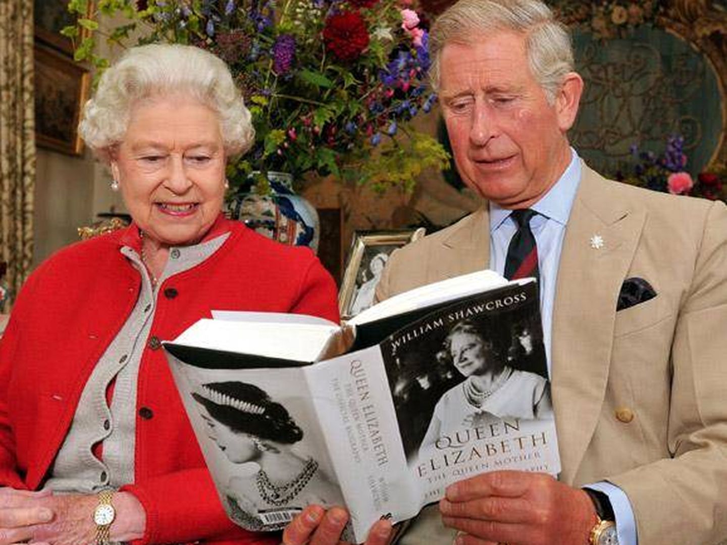 Isabel II y su hijo, el príncipe Carlos. (Cordon Press)