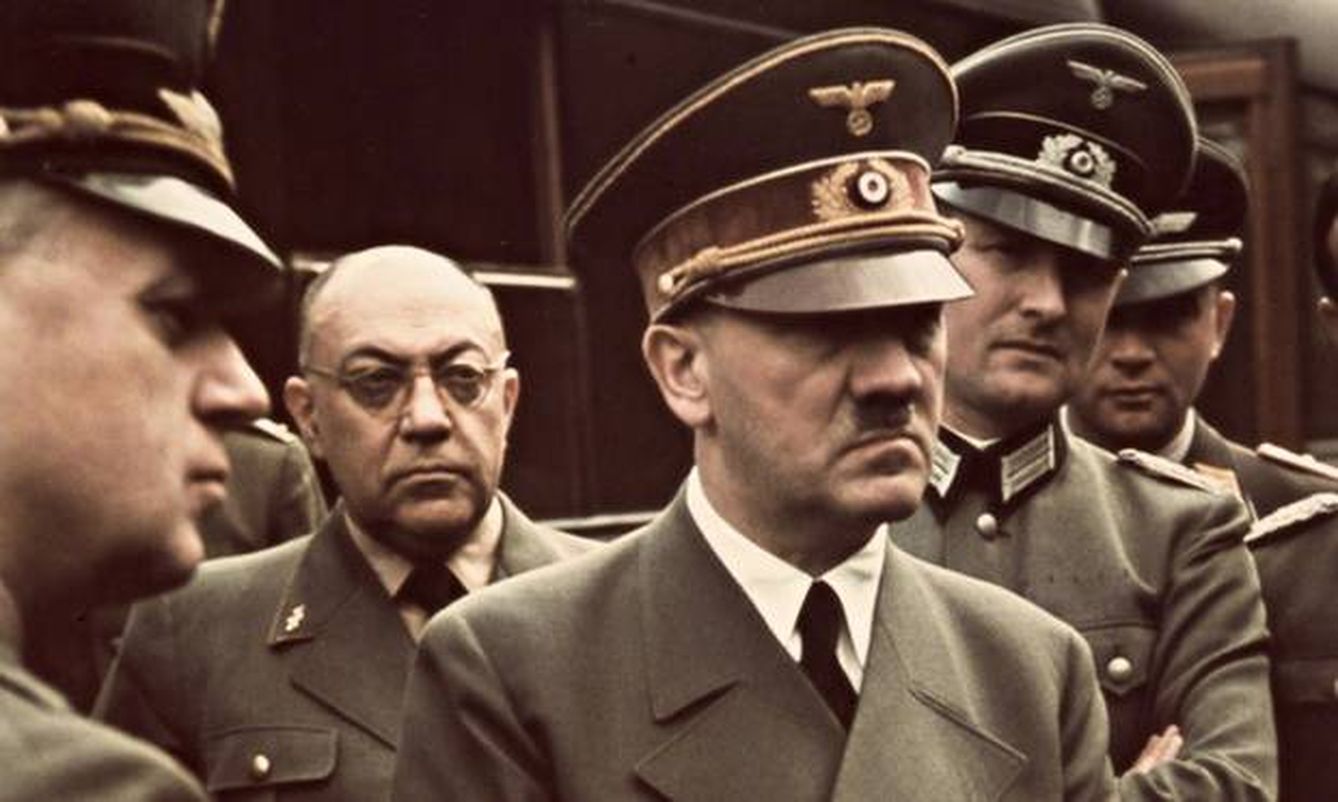 Adolf Hitler rodeado de sus generales