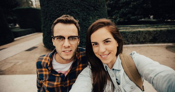 Foto: ¿Pero este de qué va? (En versión original: 'charming young couple on a vacation in Spain taking selfie'). (iStock)