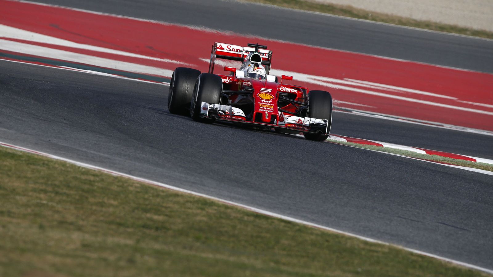 Foto: El SF16-H de Sebastian Vettel sobre el asfalto de Montmeló.